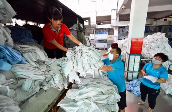 郑州列车洗涤工:车间温度超40℃ 一天工作十几