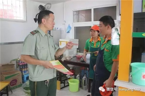 南阳各地宣传人员深入辖区沿街门店开展消防宣