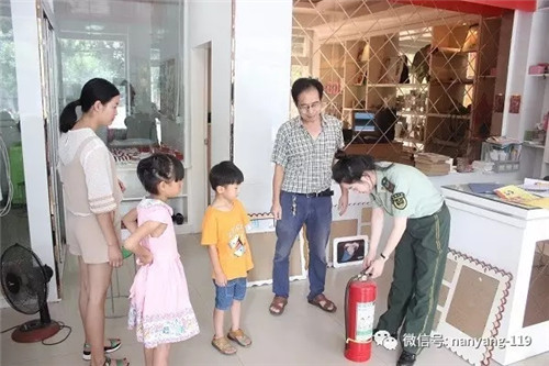 南阳各地宣传人员深入辖区沿街门店开展消防宣