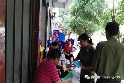 南阳各地宣传人员深入辖区沿街门店开展消防宣