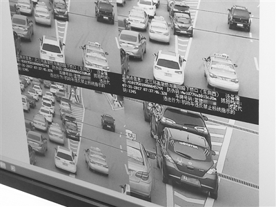 交警支隊監控室內，智能“電子眼”抓拍的畫面。