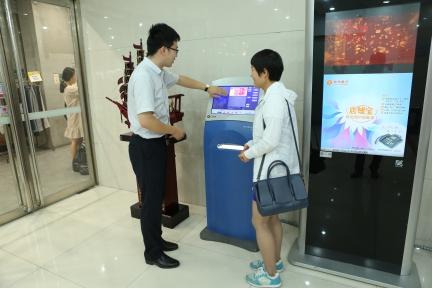 郑州银行银基支行巾帼女行长 反假急先锋