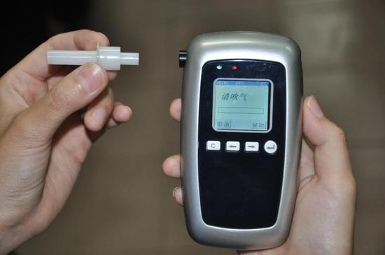 郑州交警配备测酒驾神器 说句话就能测喝没喝