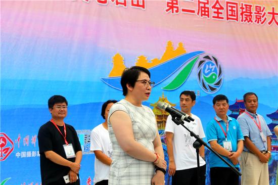 新华社图片中心编辑中心主任杨阳介绍中国老君山无人机大会情况
