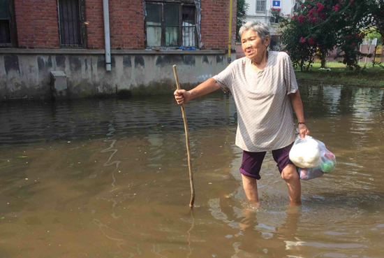 暴雨过去四天 漯河千余居民仍水漫家园