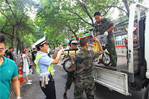 郑州多部门联手清理街头乱停放电动车 共享单