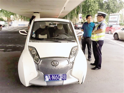 郑州街头电动车现泡沫板车牌 被交警当场查扣
