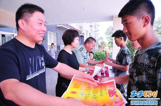 学校领导为获奖班级颁发奖状