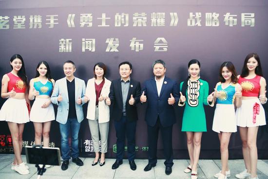 从左到右依次是《勇士的荣耀》创始人、万名扬CEO、著名主持人郭晨冬先生,万茗堂洛阳呼叫中心总经理刘娟女士,万茗堂副总裁李庆伟先生,《勇士的荣耀》创始人、万名扬董事长、《勇士荣耀全球联盟》主席张京洛先生,《勇士的荣耀》联合创始人、万名扬董事、《勇士荣耀全球联盟》理事长娄善喜女士,出席本次发布会领导还有洛阳市体育局副局长刘红军,洛阳市伊滨区管委会副主任任保军,洛阳市伊滨区人大工委副主任马芳小雨国际投资集团副总裁温海国