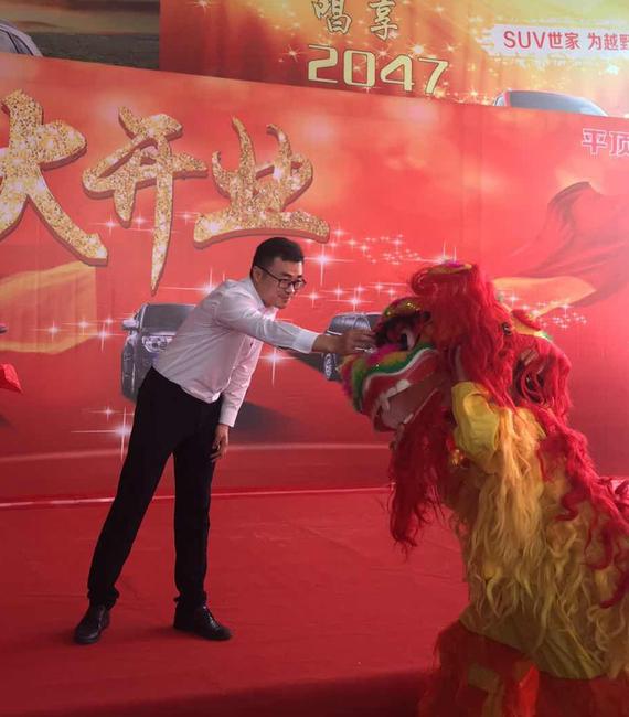 传统热闹的舞狮寓意着祥瑞,厂家领导为瑞兽点睛。
