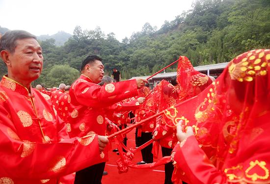 活动内容主要有“掀盖头、执手礼、后辈献花、敬茶、儿女代表致词”等