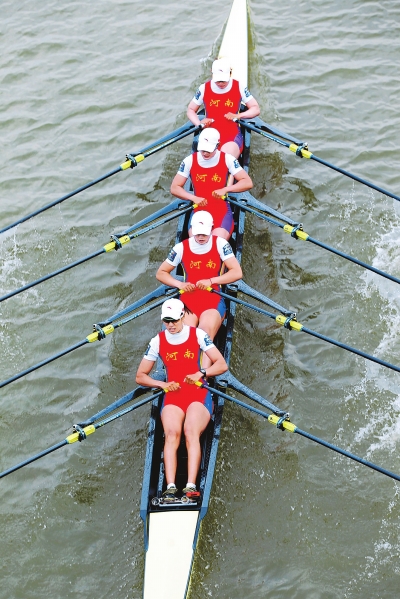 全运会首日较量 河南赛艇摘得一银