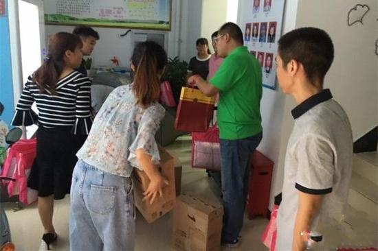 郑州44中与二七区相关机构交接捐赠物品