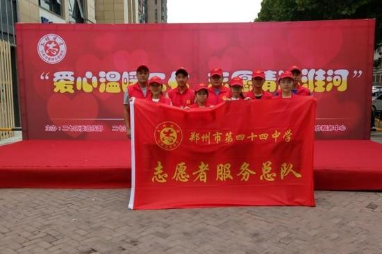 参与活动师生志愿者合影