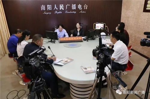 卧龙区副区长吴增阔带队值班《行风热线》节目