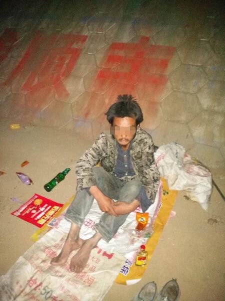 叶县民警救助一名安徽籍流浪汉