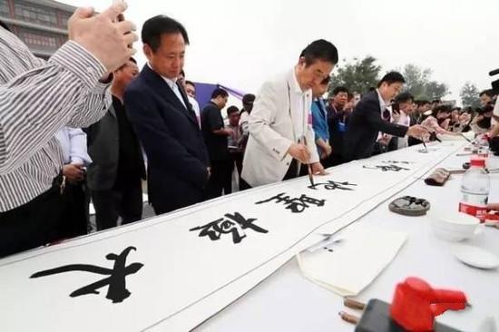 著名书法家现场挥毫泼墨，为太极圣地创作了百米书法长卷
