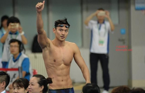 双语:宁泽涛一百米自由泳夺冠华丽归来