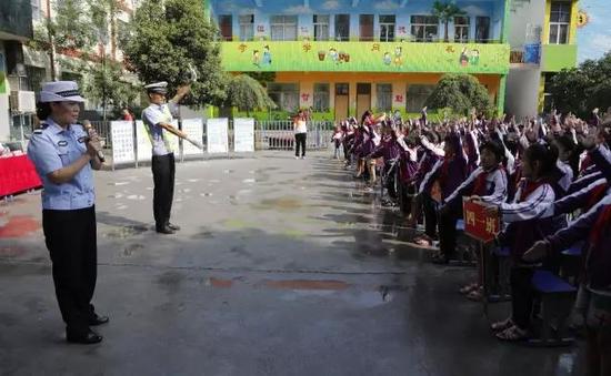 交通指挥手势操学习中