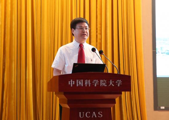 董军社主持揭牌仪式