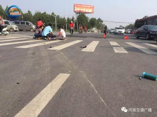 上午8點半,記者在北四環天河路口西南角看到,一名少年臉朝下趴在馬路上,家人在身旁撕心裂肺的哭泣,據了解,少年年僅14歲。