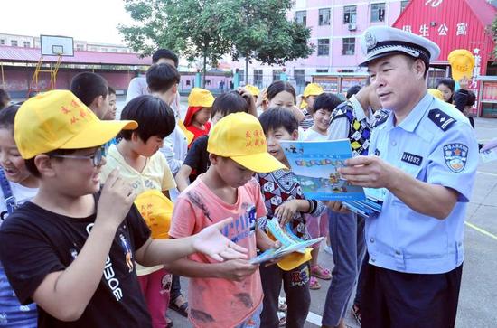 上蔡县交警大队民警为辖区育德学校师生上交通安全课