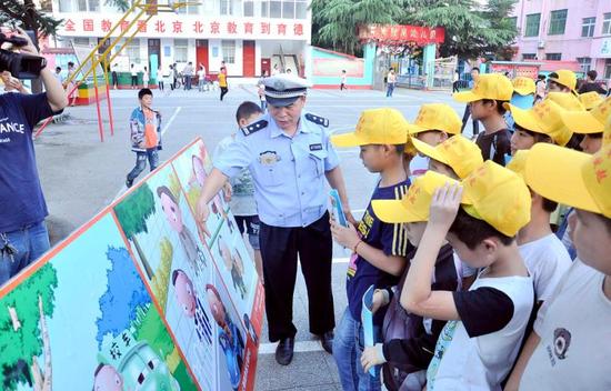 上蔡县交警大队民警为辖区育德学校师生上交通安全课