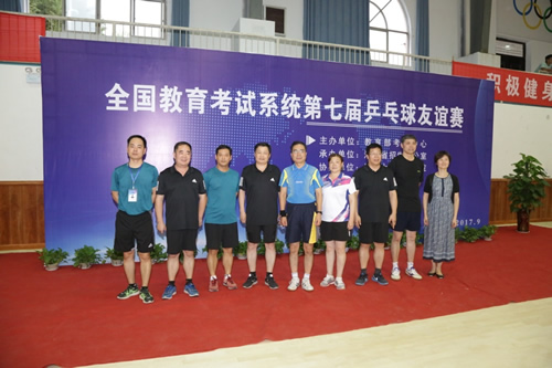 省教育厅副厅长尹洪斌和我省参赛队员合影