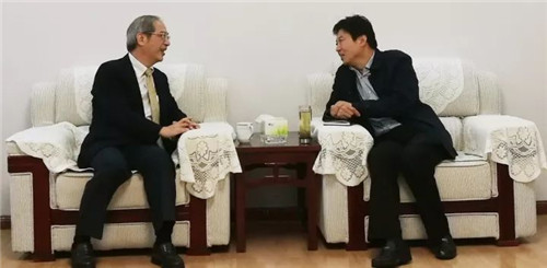 董事长许正郎（左一）与南召县委书记刘永国（右一）会谈