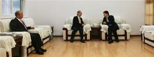 南召县委书记刘永国（右一）与台湾华扬龙生科技产业园董事长许正郎（左二）、总经理李恒（左一），进行交谈