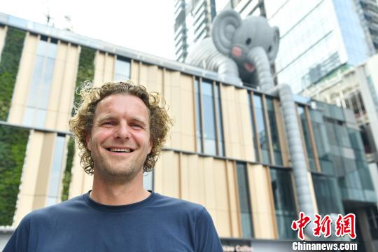 荷兰概念艺术家霍夫曼 陈文 摄