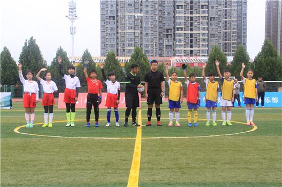 郑州举办2017校园足球特色学校班级冠军杯赛