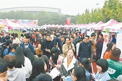 校园招聘会人气旺400家企业携3万岗位揽才