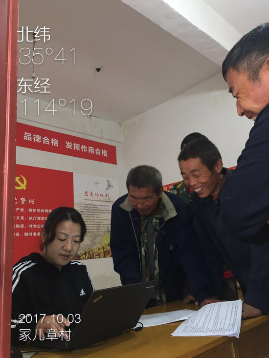 钜桥镇冢儿章村,投保的农户满脸笑容