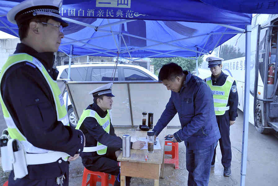上蔡县公安局交警大队民警对检查车辆规范登记并进行交通安全提示