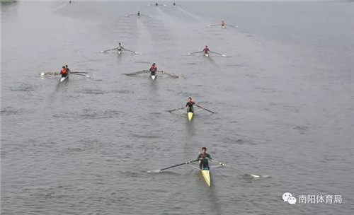 图为南阳赛艇运动员在白河训练照片
