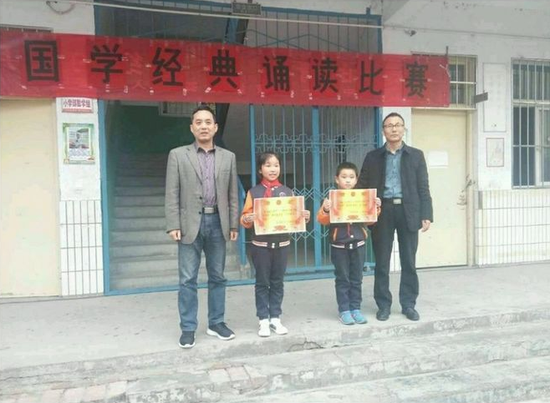 图四:一等奖获奖班级代表与校长合影