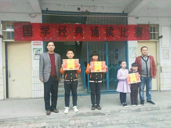 图五:二等奖获奖班级代表与校长合影