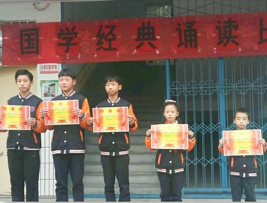 图六:三等奖获奖者班级代表合影