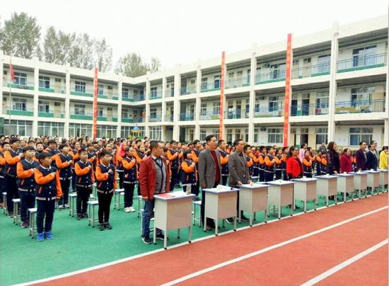 图一:叶县高中全校师生共唱国歌