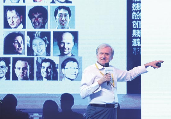 10月12日,2017年全球移动开发者大会暨人工智能高峰论坛在广州开幕, 美国硅谷人工智能研究所创始人皮埃罗·斯加鲁菲在大会上发表演讲。图片来源CFP