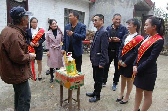 深秋慰问贫困户 爱心帮扶暖人心