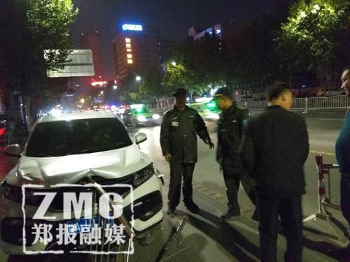郑州街头越野车深夜停路中间 撞毁护栏司机逃