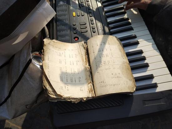 郑州七旬无腿老人公园弹奏歌曲:音乐带给他快