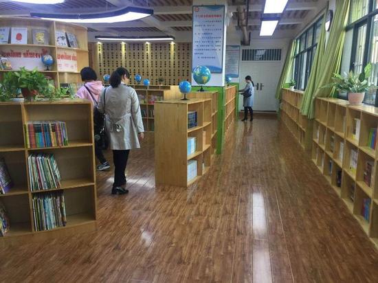 图四:送考老师参观幸福路小学图书馆