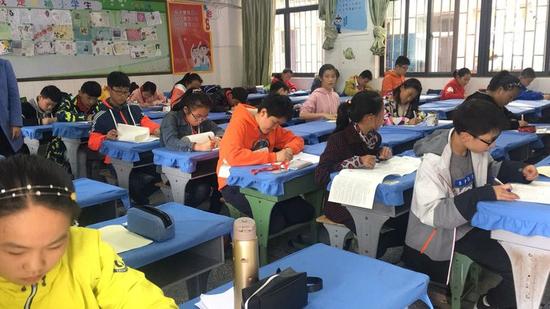 图三:学生们在考场奋笔疾书