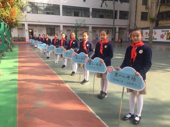 图一:幸福路小学的幸福礼仪队