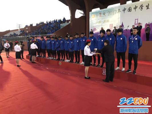 郑州九中在全国中学生足球锦标赛中获得亚军