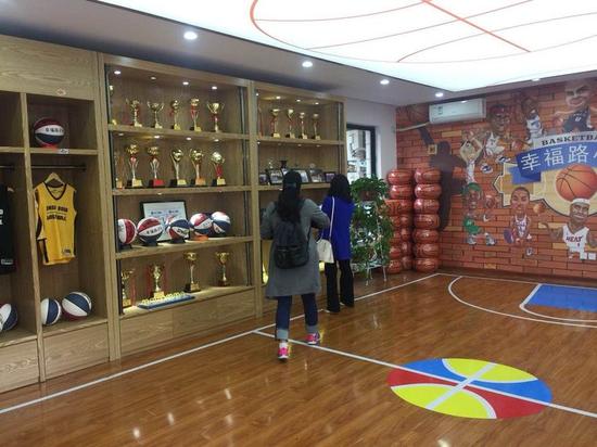 图六:送考老师参观幸福路小学“篮球文化室”