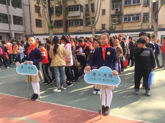图二:幸福礼仪队带领各学校学生有序进入考场